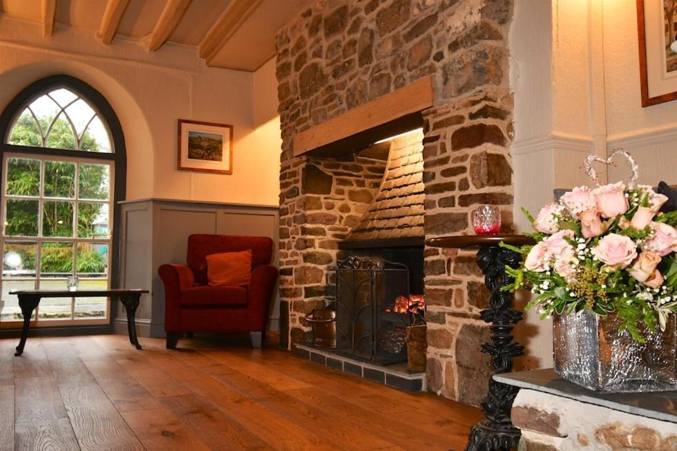 Tudor Lodge Bed & Breakfast Manorbier Exterior photo