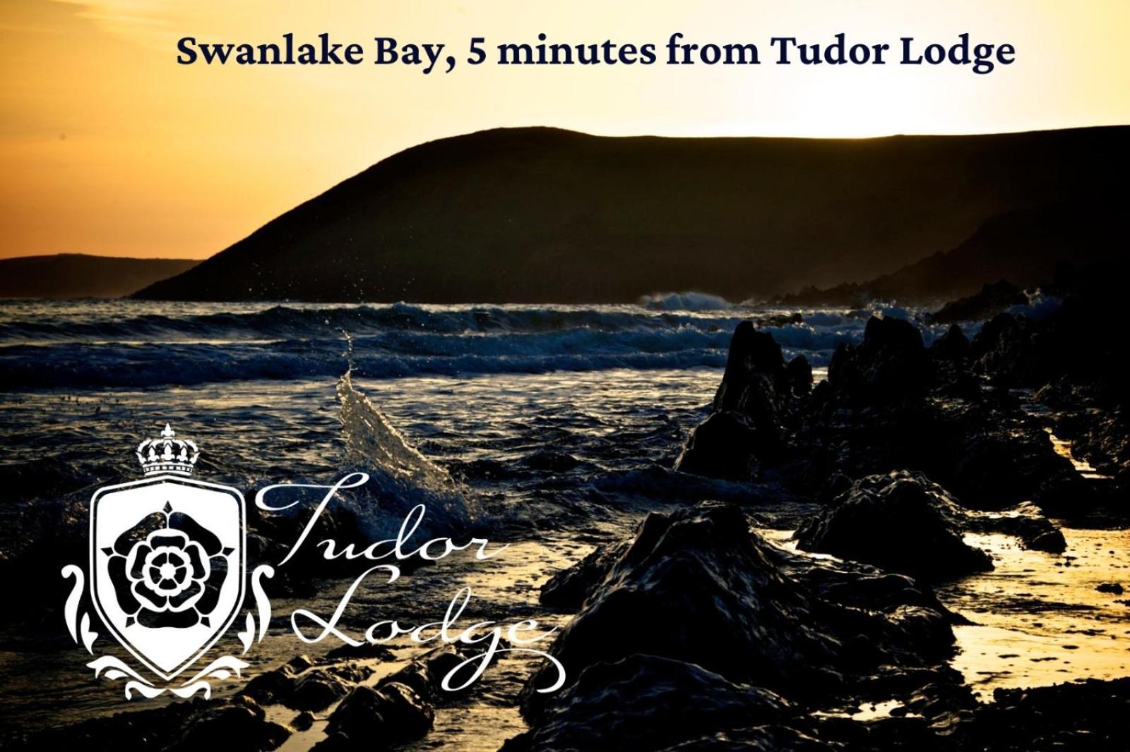 Tudor Lodge Bed & Breakfast Manorbier Exterior photo