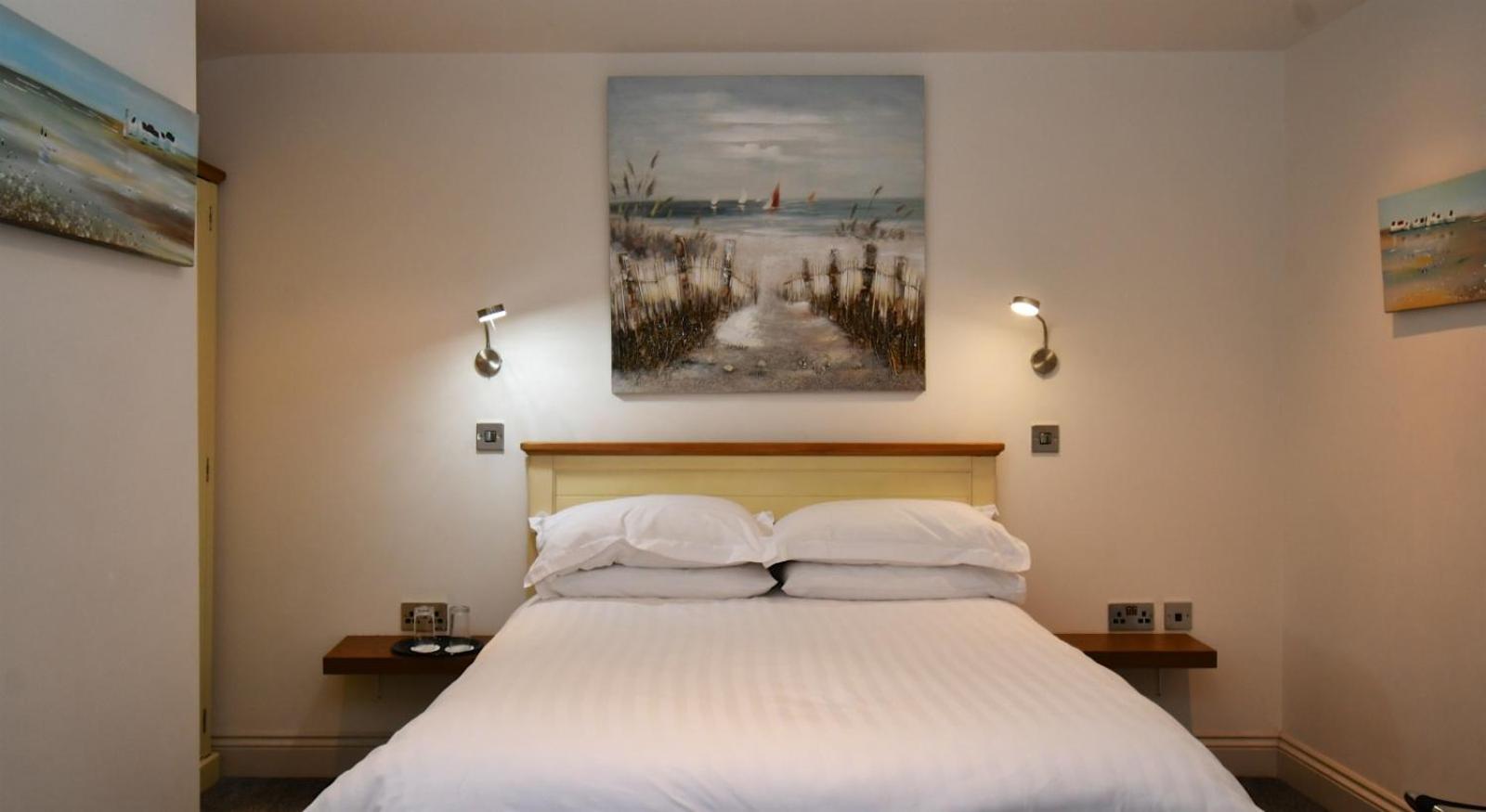 Tudor Lodge Bed & Breakfast Manorbier Exterior photo