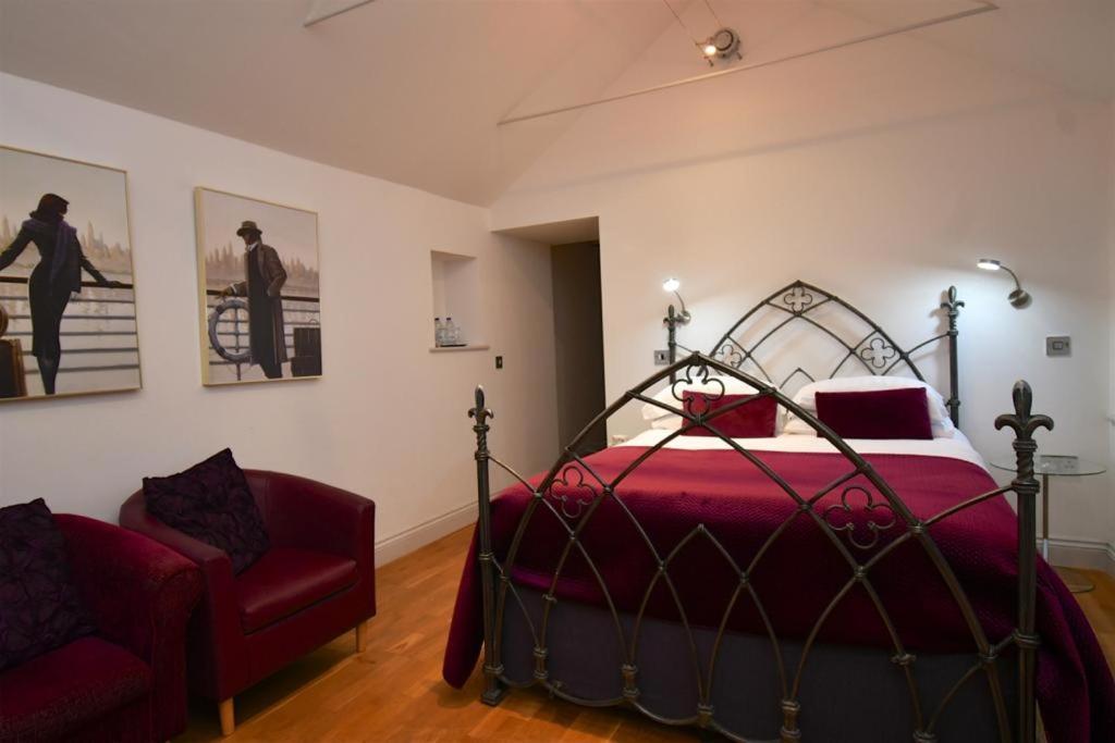 Tudor Lodge Bed & Breakfast Manorbier Exterior photo