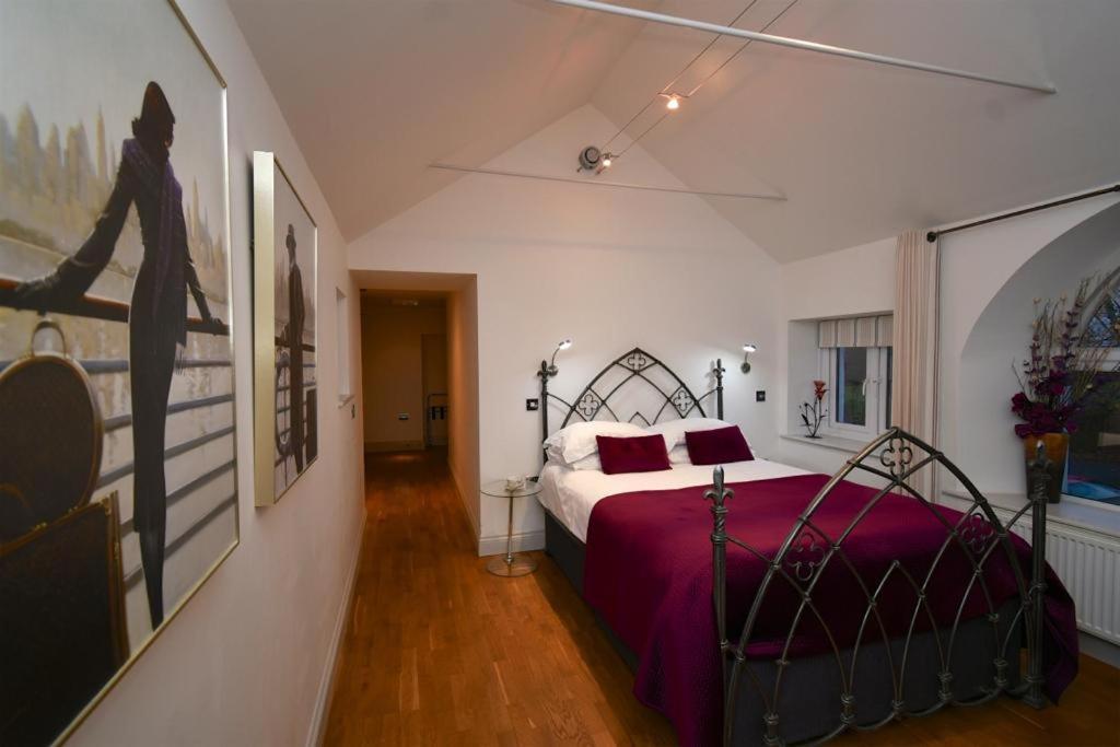 Tudor Lodge Bed & Breakfast Manorbier Exterior photo