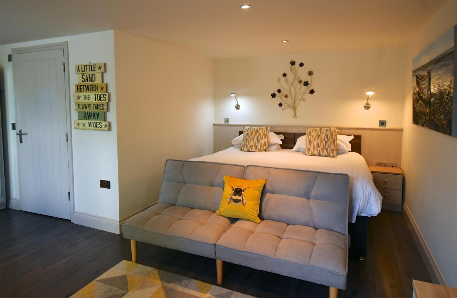Tudor Lodge Bed & Breakfast Manorbier Exterior photo